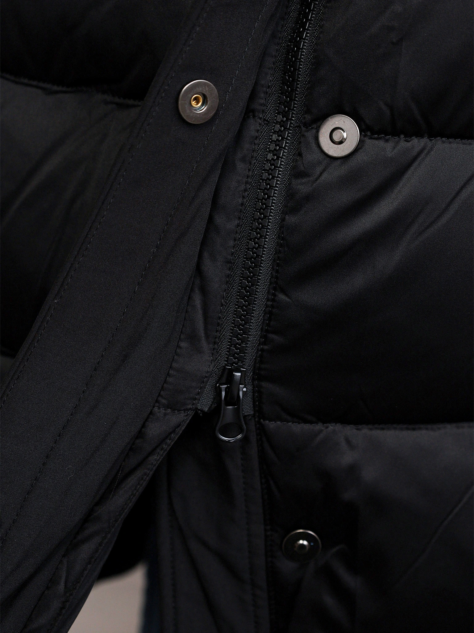 Пуховик черного цвета с капюшоном